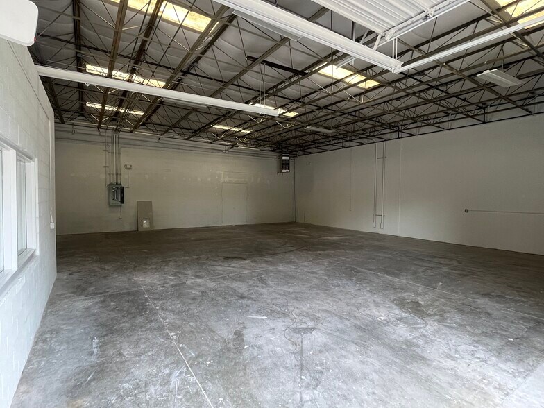 More Photos Of 963 N Burnt Hickory Rd, Douglasville Unknown For Lease