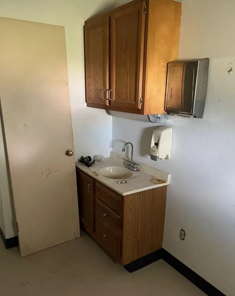 More Photos Of 569 Bear Dr, Timpson Medical For Sale