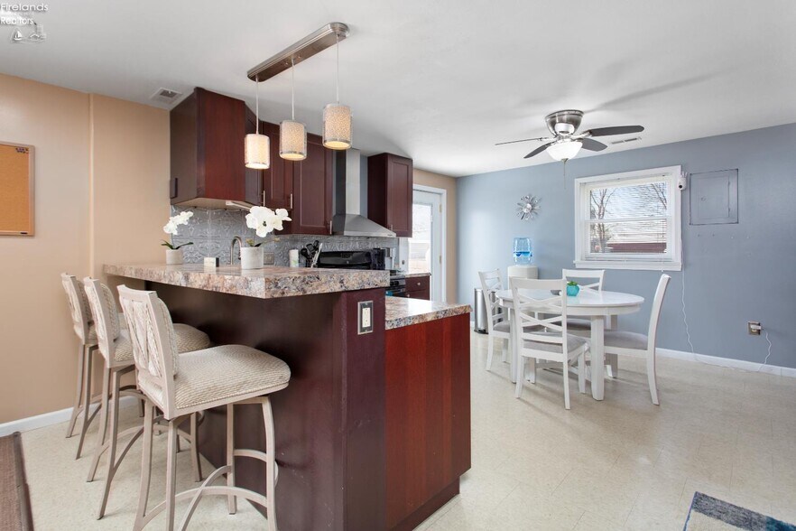 More Photos Of 5414 Homegardner Rd, Castalia Apartments For Sale