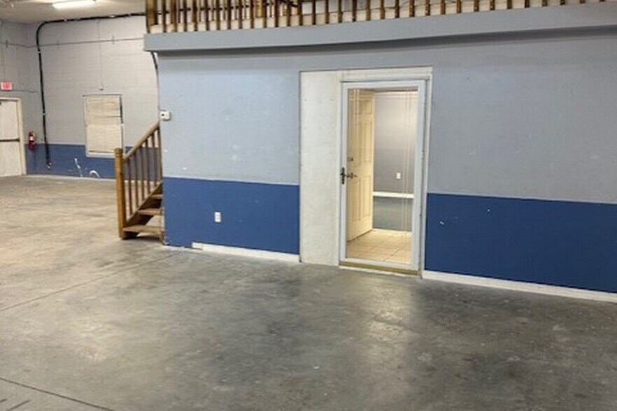 More Photos Of 3111 Skyway Cir, Melbourne Warehouse For Lease