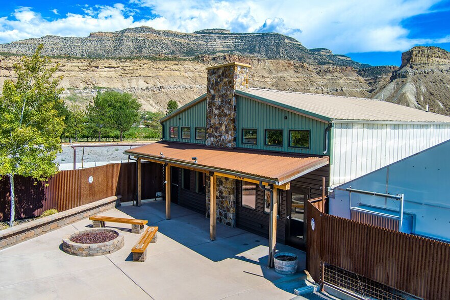 More Photos Of 1043 N River Rd, Palisade Freestanding For Sale