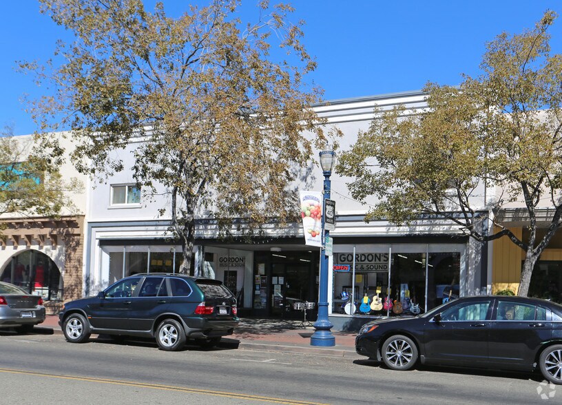More Photos Of 810 W Texas St, Fairfield Storefront For Sale