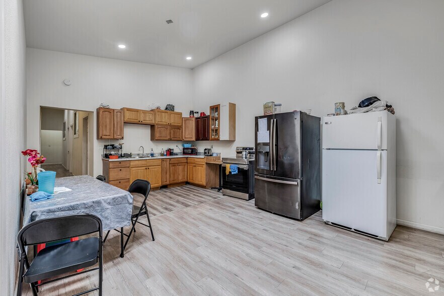 More Photos Of 4933 San Leandro St, Oakland Warehouse For Lease