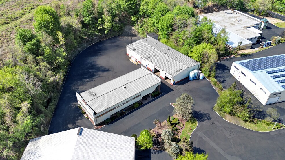 More Photos Of 3 Browns Ln, Hawthorne Warehouse For Lease