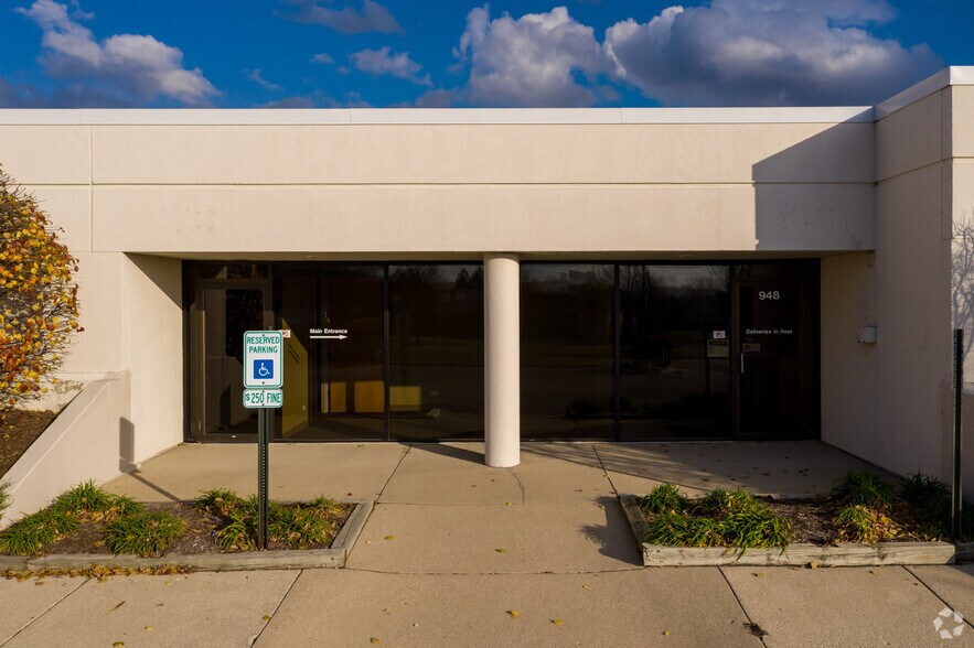 More Photos Of 948 Springer Dr, Lombard Office For Lease
