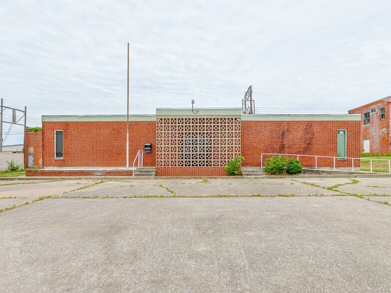 More Photos Of 111 N 4th St, Seminole Office For Sale
