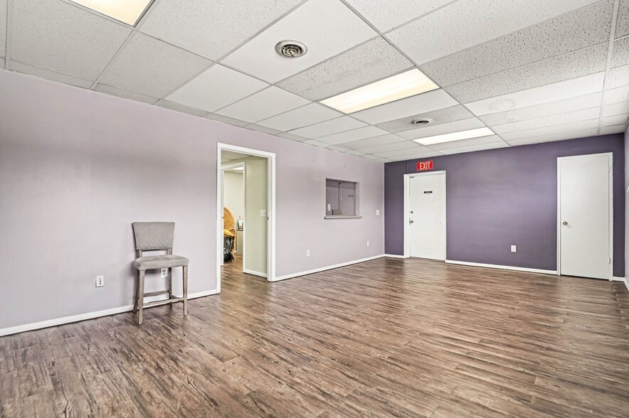 More Photos Of 516-528 Main St, Hamilton Office For Sale