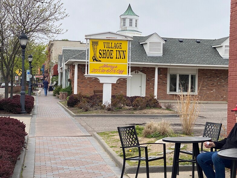 More Photos Of 33224 Grand River Ave, Farmington Freestanding For Lease