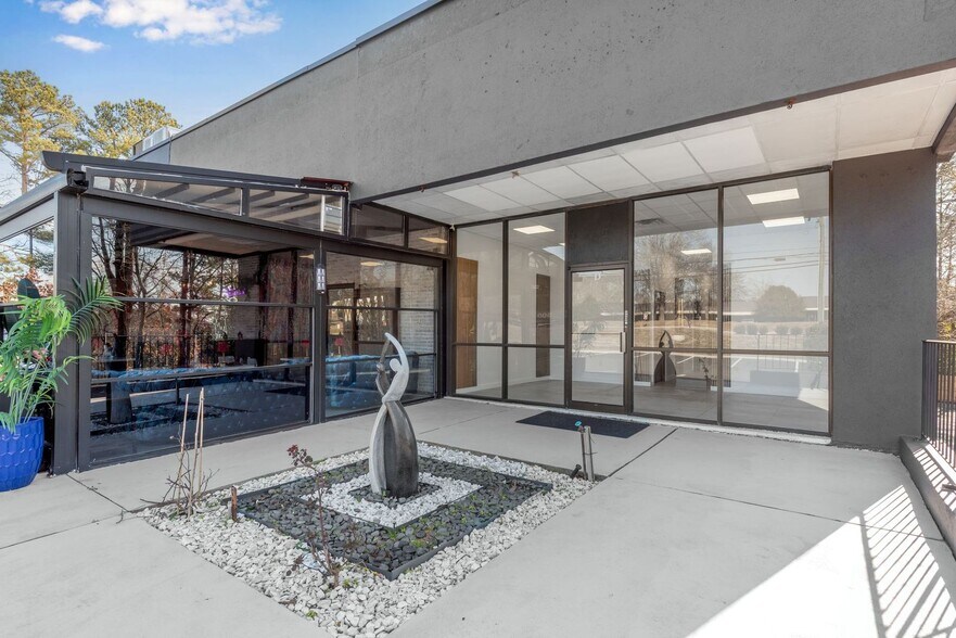 More Photos Of 7855 Roswell Rd, Sandy Springs Freestanding For Lease