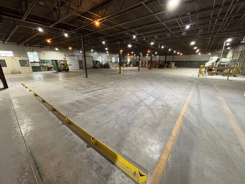 More Photos Of 104 Lee St, Lodi Manufacturing For Lease