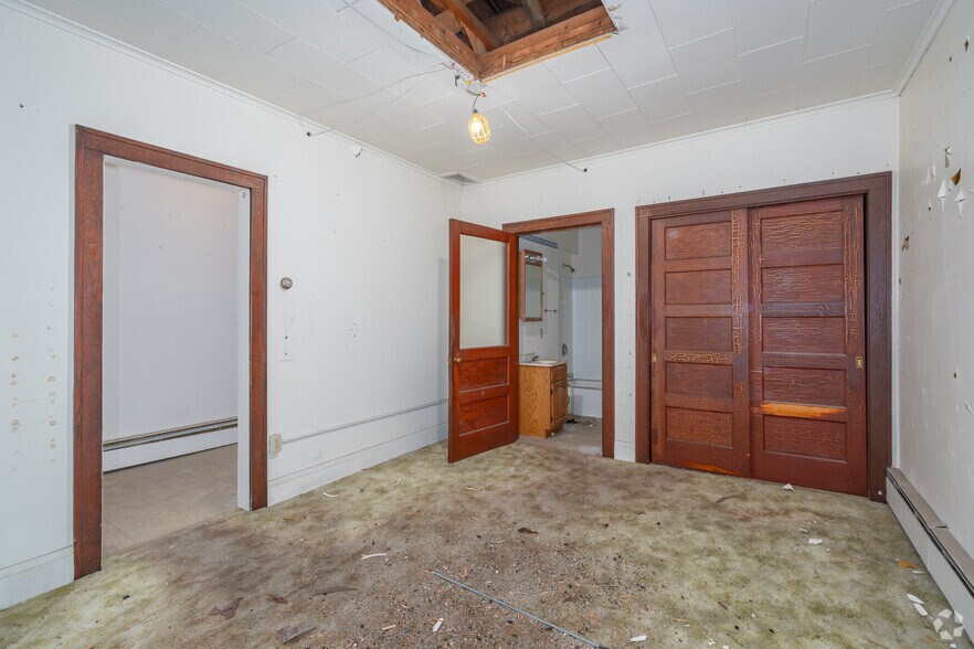 More Photos Of 118 Cass St, Woodstock Storefront For Sale