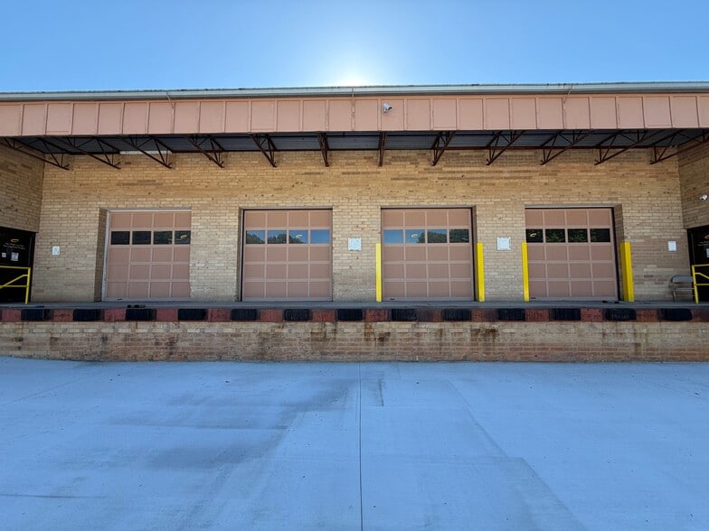More Photos Of 3350 20th Ave SE, Newton Industrial For Lease