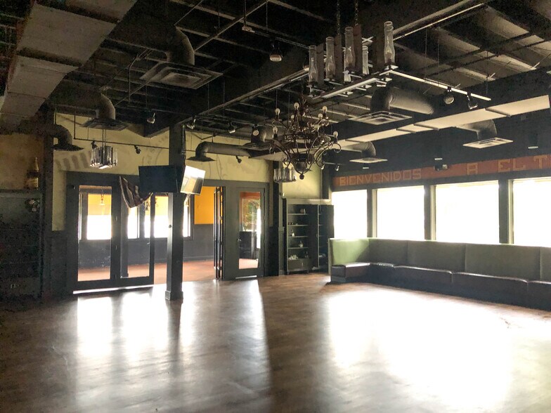 More Photos Of 649 Lake Cook Rd, Deerfield Restaurant For Lease