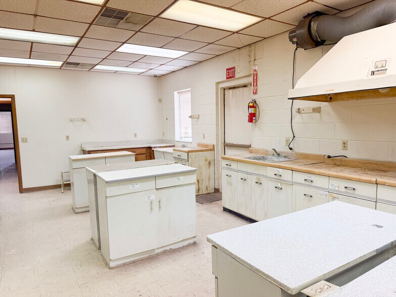 More Photos Of 1901 Carter St, Pampa Office For Sale