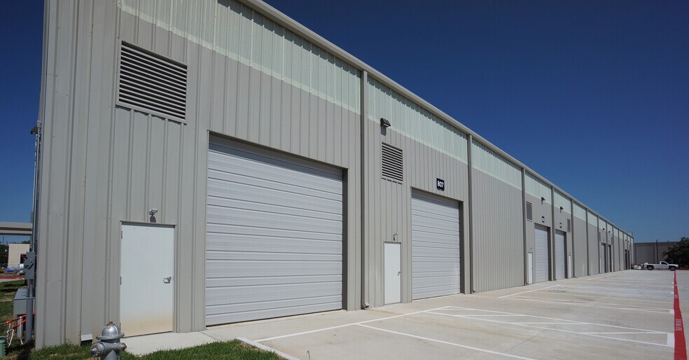 More Photos Of 202 Industrial Blvd, Sugar Land Warehouse For Sale