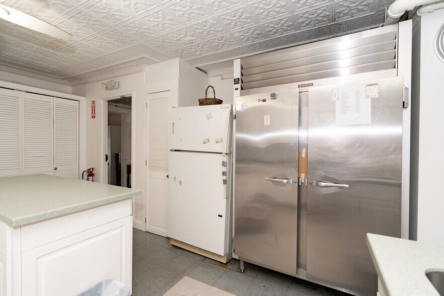 More Photos Of 8 Jennifer Dr, Merrimack Flex For Sale