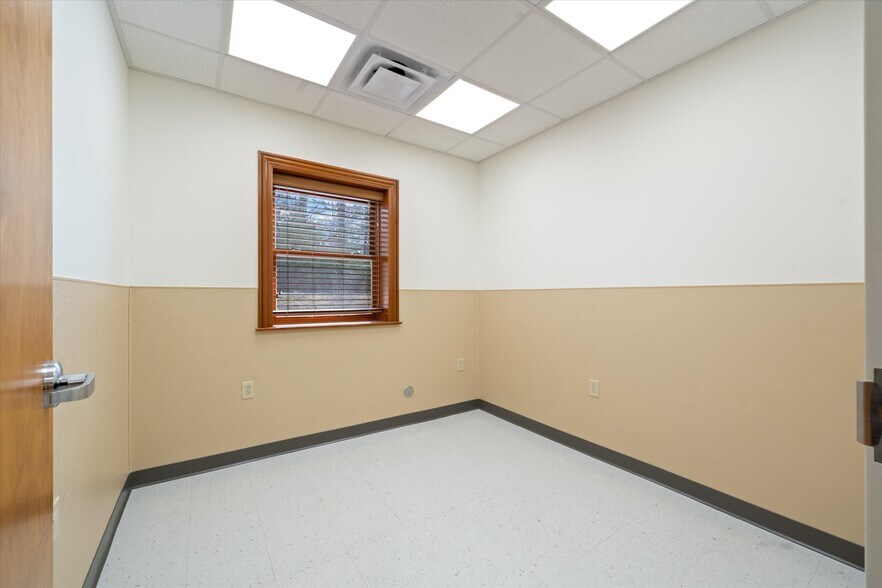 More Photos Of 114 Parliament Dr, Maryville Medical For Sale