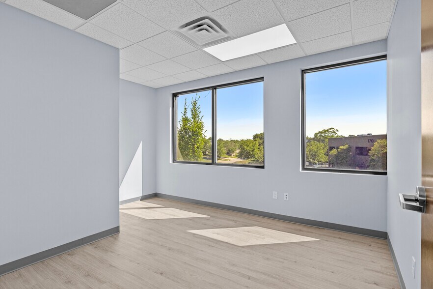 More Photos Of 160 Prosperous Pl, Lexington Medical For Sale