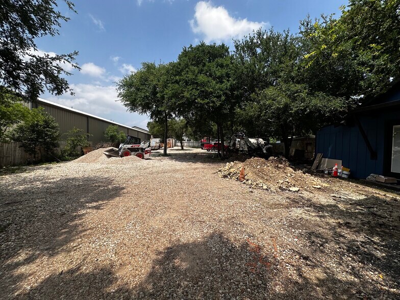 More Photos Of 2704 Gardenia Dr, Austin Land For Lease