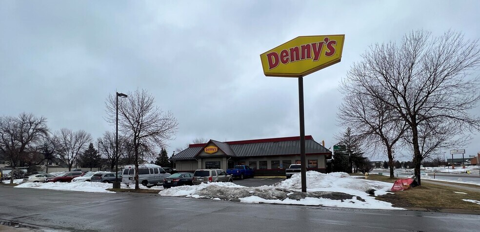 More Photos Of 3565 NW Northdale Blvd, Minneapolis Restaurant For Lease