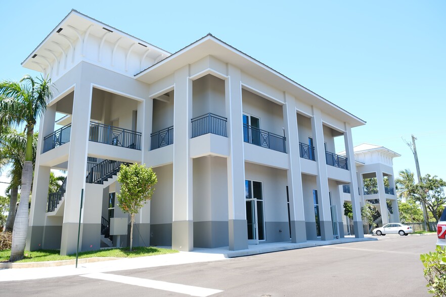 Primary Photo Of 1400 Dixie Hwy, Lantana Restaurant For Lease