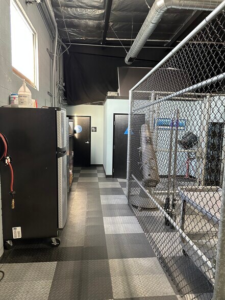 More Photos Of 5500-5510 Satsuma Ave, North Hollywood Warehouse For Sale