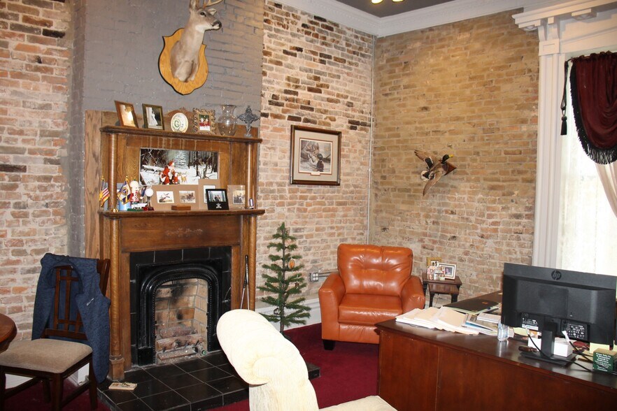 More Photos Of 135 College St, Gallatin Bank For Lease
