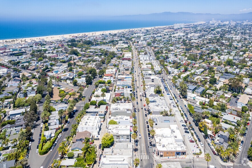 More Photos Of 1354-1358 Abbot Kinney Blvd, Venice Storefront Retail Office For Lease