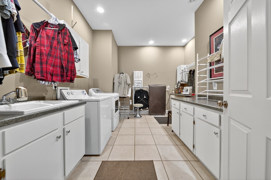 More Photos Of 109 7th Ave E, Springfield Flex For Sale