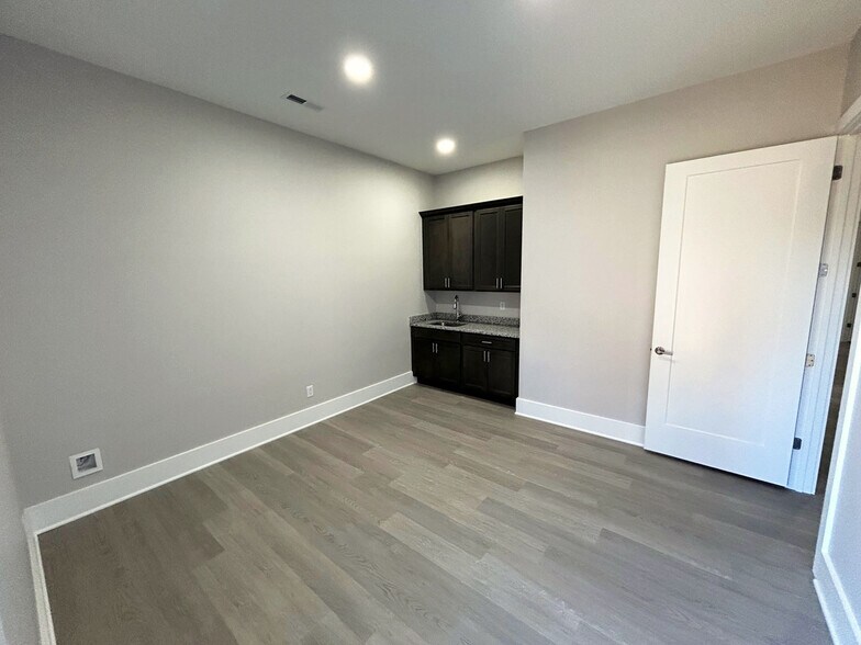 More Photos Of 140 E Professional Park Ct, Bowling Green Office For Sale