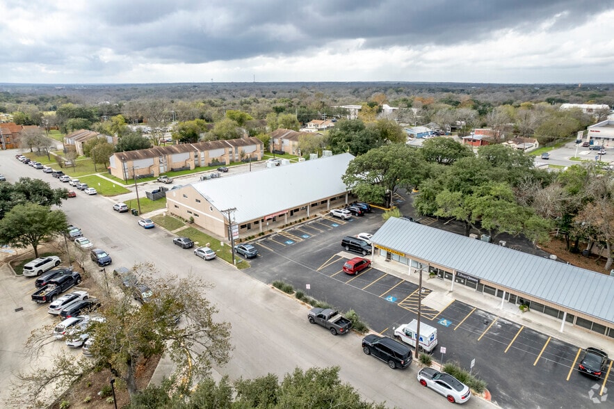 More Photos Of 128 S Moss St, Seguin Office For Lease
