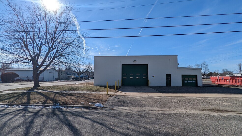More Photos Of 717 Longfellow St, Woodbine Warehouse For Lease