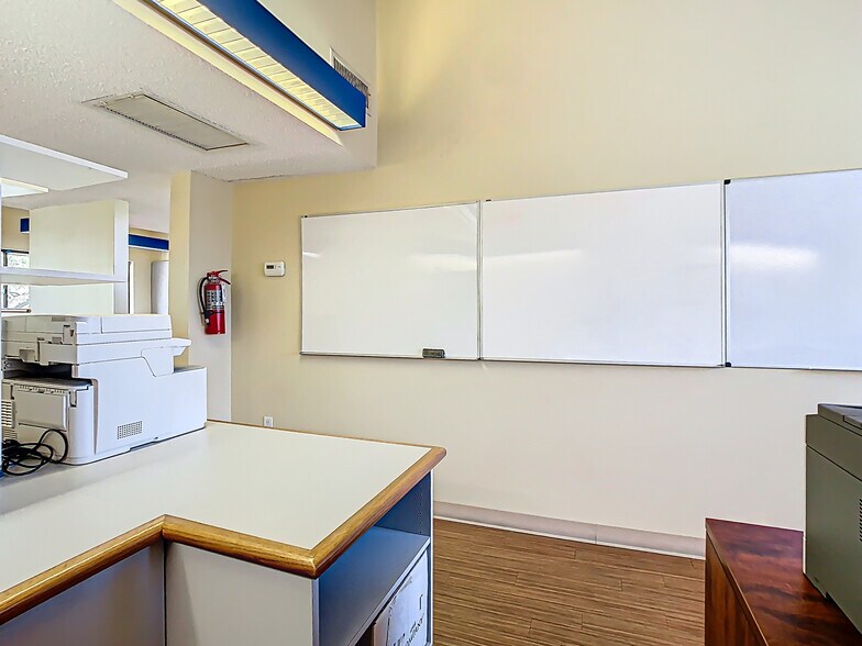 More Photos Of 3333 W Kennedy Blvd, Tampa Loft Creative Space For Sale