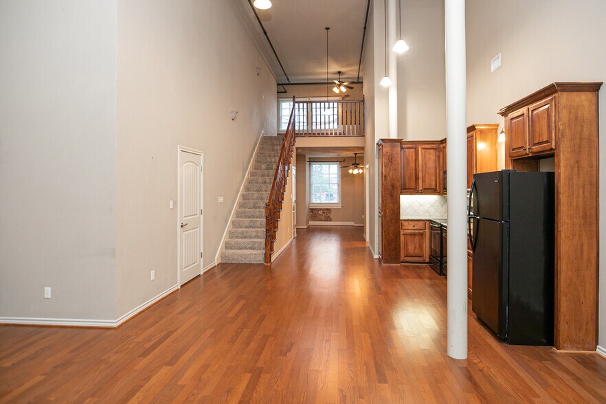 More Photos Of 208 N Bryan Ave, Bryan Office Residential For Lease