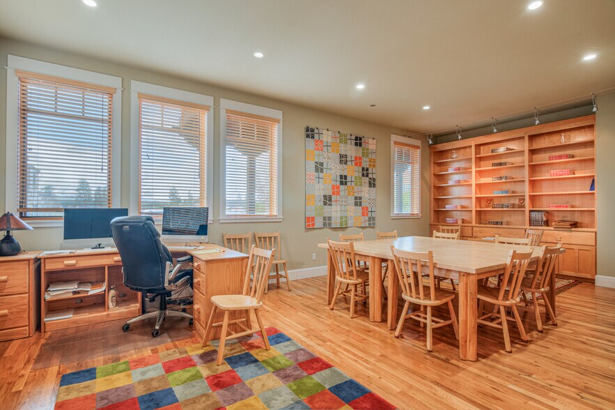More Photos Of 257 S Pine St, Sisters Office For Sale