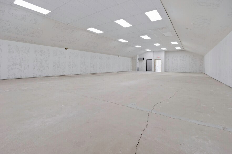 More Photos Of 4403-4411 SW 3rd St, Oklahoma City Showroom For Lease