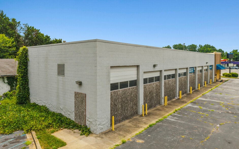 More Photos Of 3110 N Pleasantburg Dr, Greenville Auto Repair For Sale