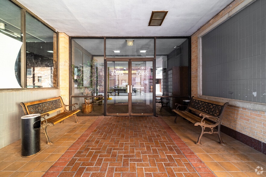 More Photos Of 17 E 2nd Ave, Hutchinson Apartments For Lease