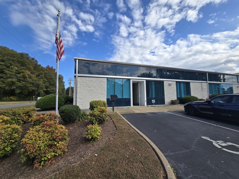 Primary Photo Of 805 Live Oak Dr, Chesapeake Showroom For Lease