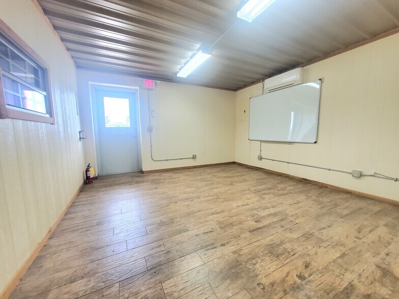 More Photos Of 11130 N Highway 75, Willis Light Distribution For Lease