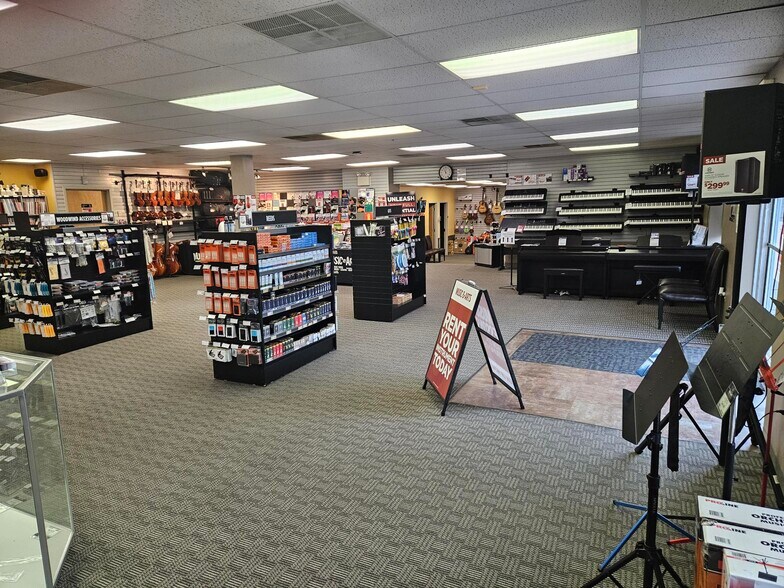 More Photos Of 490 Easton Rd, Horsham Township Showroom For Sale