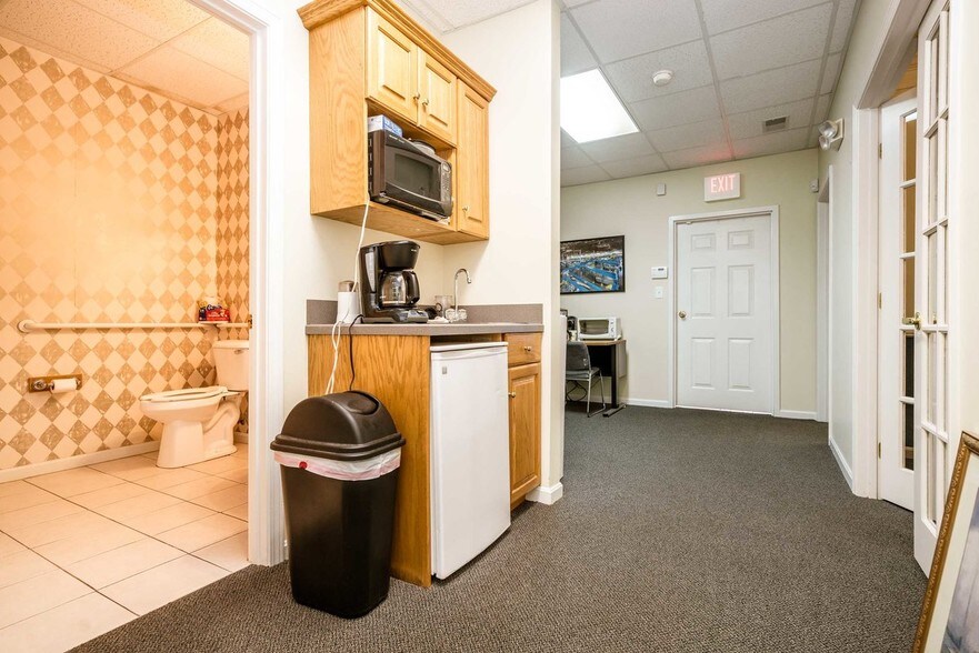 More Photos Of 1300 Gardiner Ln, Louisville Medical For Sale