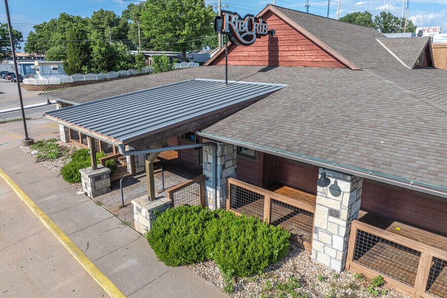 More Photos Of 3704 Faraon St, Saint Joseph Restaurant For Lease