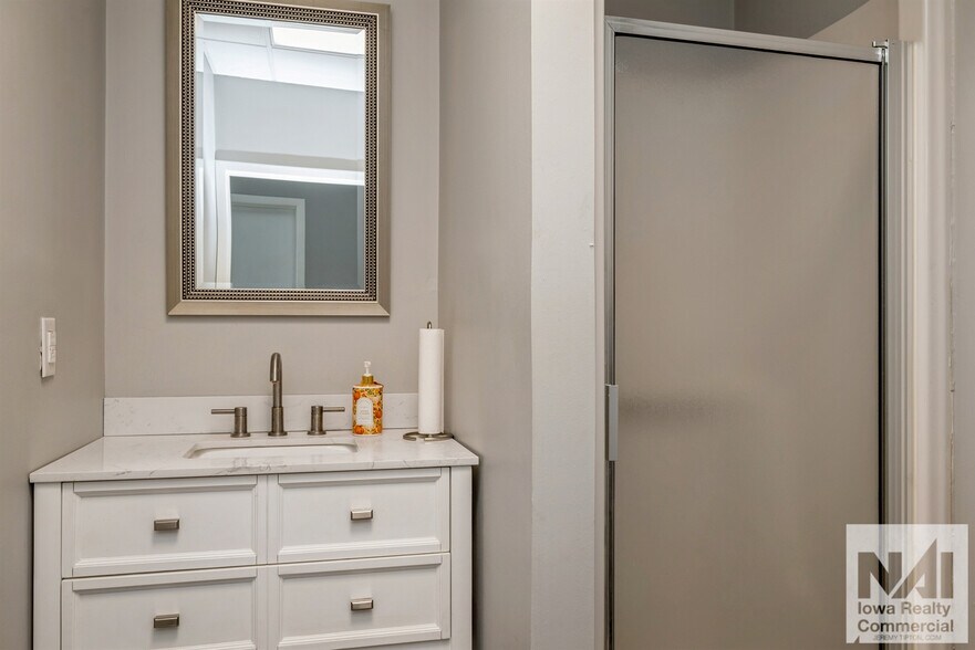 More Photos Of 1105 Hawkeye Dr, Hiawatha Industrial For Lease