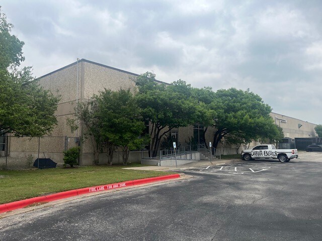 More Photos Of 10420 Metric Blvd, Austin Warehouse For Lease