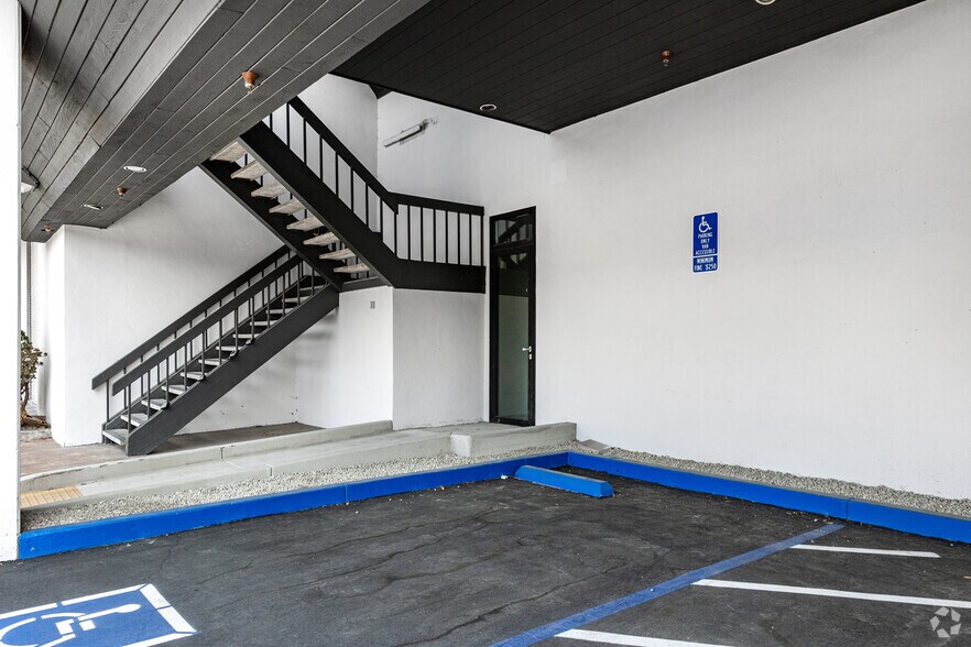 More Photos Of 5701 Buckingham Pky, Culver City Warehouse For Lease