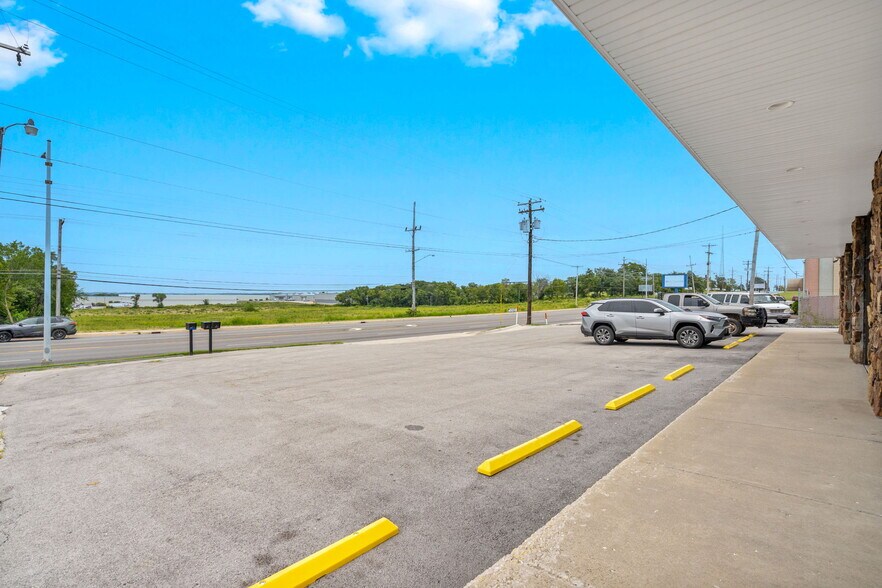 More Photos Of 2752 E Kearney St, Springfield Freestanding For Sale