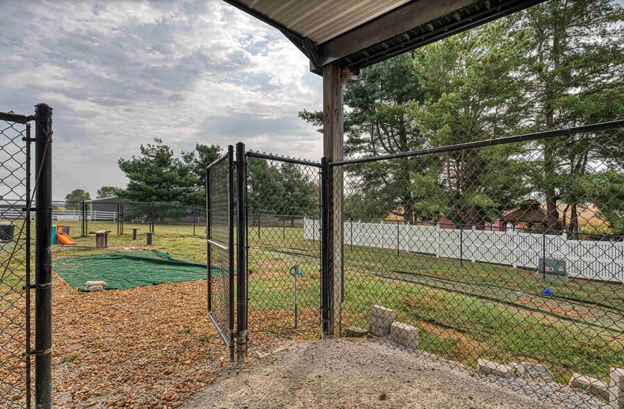 More Photos Of 1601 ST RTE 56E STATE ROUTE 56E, Morganfield Veterinarian Kennel For Sale