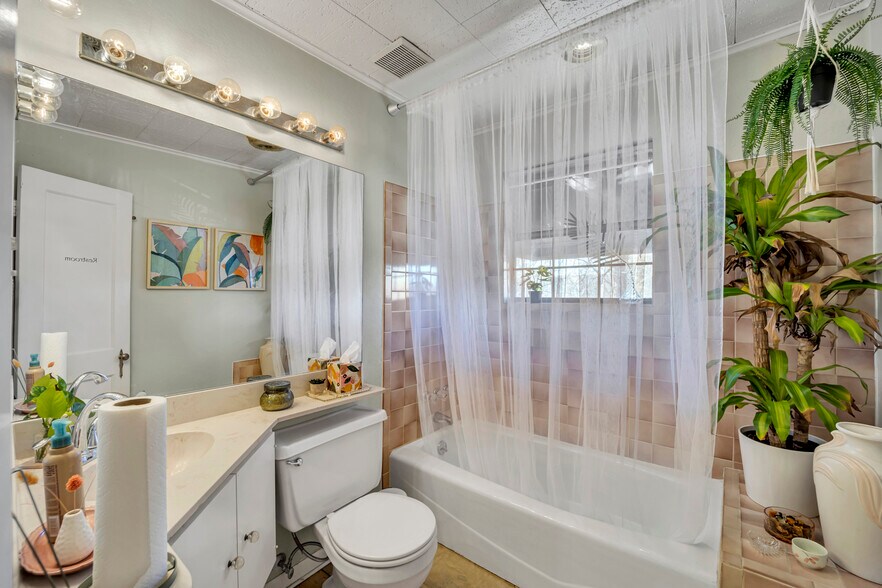 More Photos Of 808 W Abram St, Arlington Freestanding For Sale