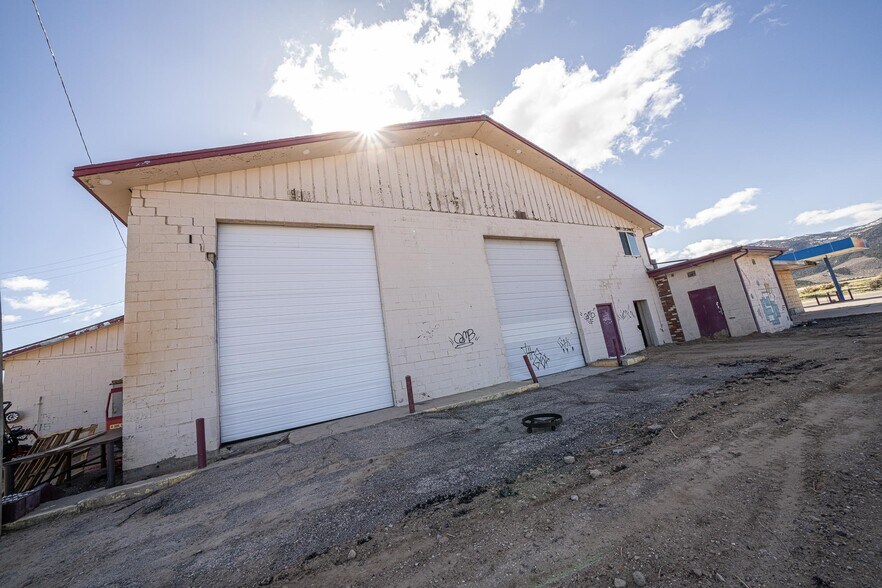 More Photos Of 225 N Highway 91, Summit Service For Lease